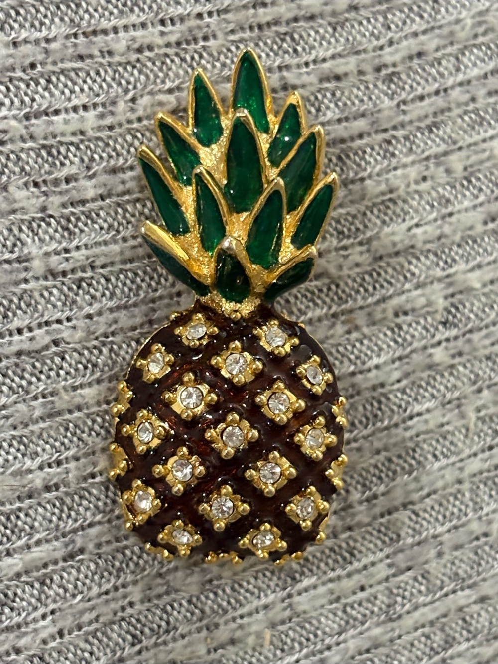 Vintage gold tone brown pineapple brooch w green leaves & clear rhinestones